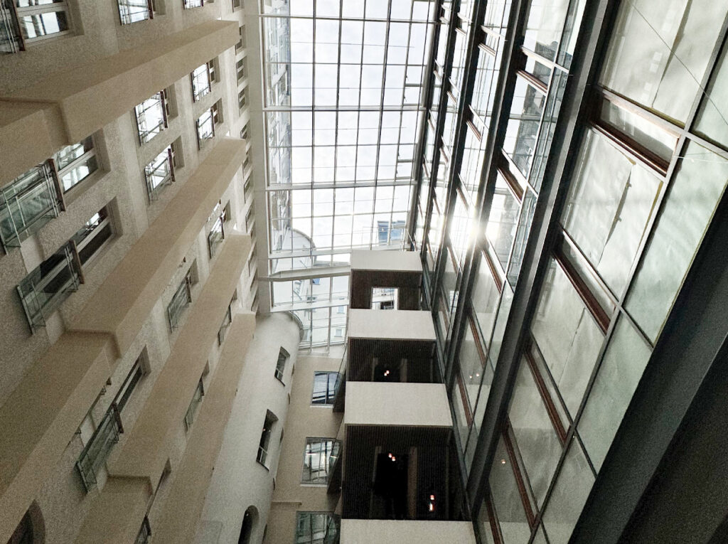 Kontorsbyggnad inomhus med vy upp mot glastak